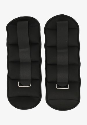 Set van zwarte verstelbare enkel- of polsgewichten met gevoerde banden en metalen gespsluitingen.