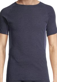 Kortærmet navy-blå t-shirt, lavet af blødt materiale, med rund hals og kontrasterende sidepaneler. Glat tekstur med minimale sømme.