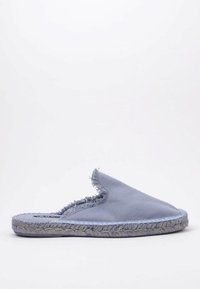 Chaussure slip-on en tissu bleu avec des bords effilochés, semelle en corde de jute et bout rond. Texture lisse avec un design léger.