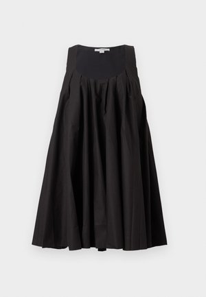 Vestido negro sin mangas con tirantes anchos, escote cuadrado y falda plisada y acampanada, mostrado sobre un fondo claro y liso.