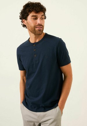 Marineblaues Kurzarmshirt mit Rundhalsausschnitt und Drei-Knopf-Leiste. Dezentes strukturiertes Gewebe mit kleinem Logo auf der Brust.