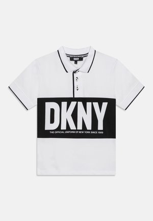 Polo à manches courtes en coton blanc, avec une bande horizontale noire portant le logo "DKNY", une patte de boutonnage à trois boutons et un col contrastant.