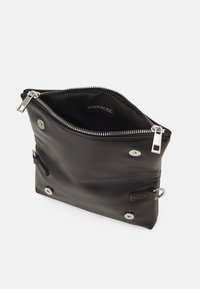 Borsa nera in pelle con apertura con zip, accentuata da hardware argentato, due bottoni a pressione sul davanti e una finitura a texture liscia.
