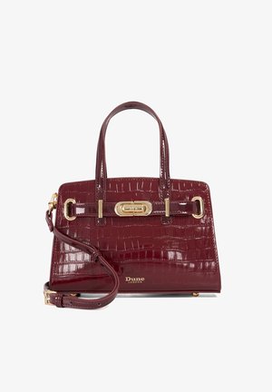 Sac à main verni bourgogne avec texture crocodile, quincaillerie dorée, poignées supérieures, bandoulière amovible et logo "Dune London" à la base.