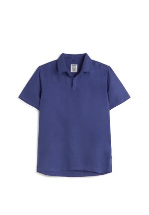 Polo de manga corta azul marino con cuello y tapeta frontal, extendido sobre un fondo blanco.