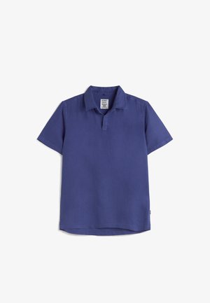 Polo blu navy a maniche corte con colletto e patta frontale, distesa su uno sfondo bianco.