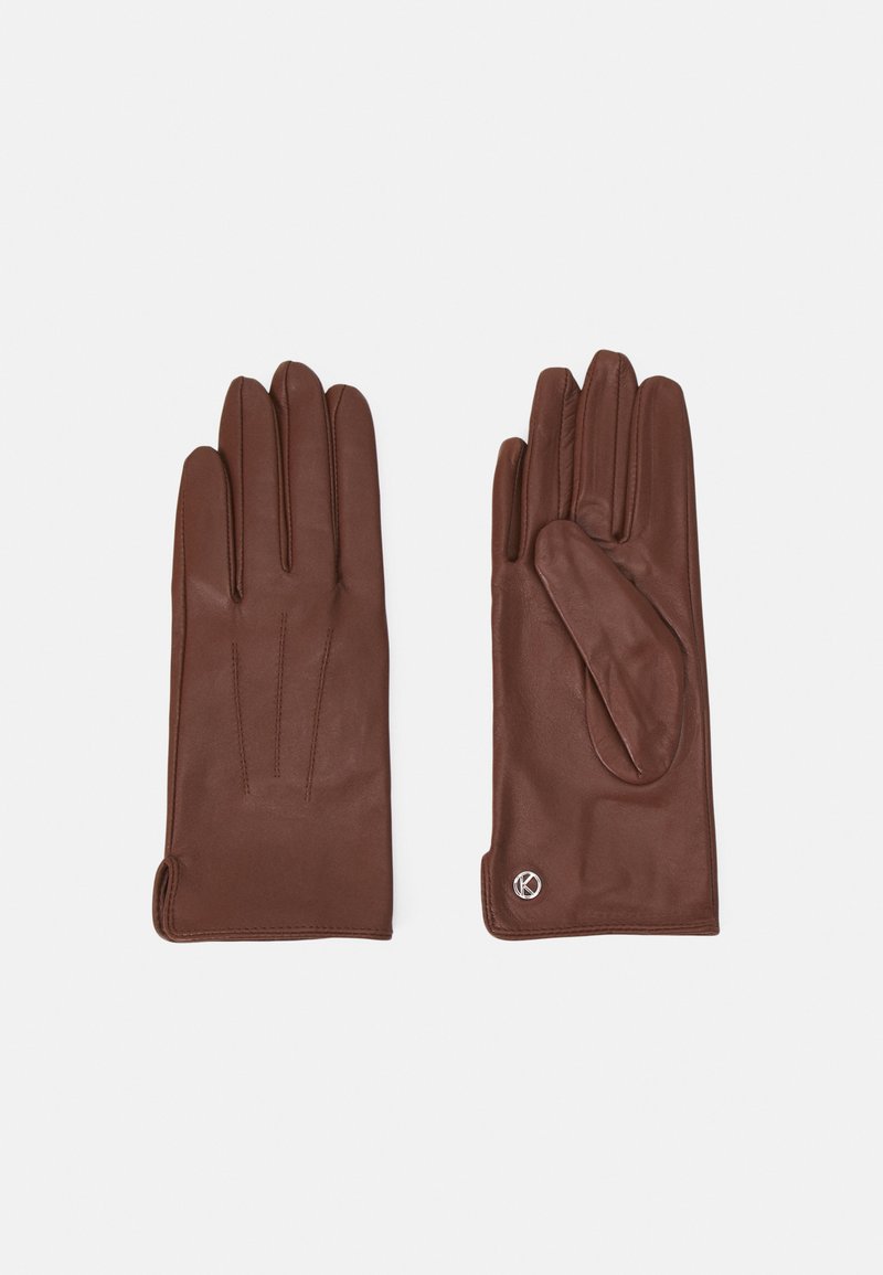 Gants en cuir marron avec trois doigts allongés et une texture douce. Présentent un accent de logo en argent. Design simple, sans motifs.