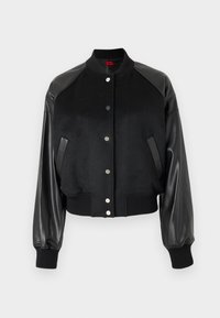 Čierna bomber bunda so vlněným telom a koženými rukávmi. Vybavená prúžkovanými manžetami a lemom. Zapínanie na cvočky. Dve bočné vrecká pre praktické využitie.