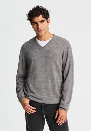 Terranova, MAGLIA SCOLLO A V A TINTA UNITA - Maglione - grigio medio melange
