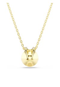 Collar de tono dorado con un colgante circular de acabado pulido y dos garras de acento, conectado por una cadena eslabonada.