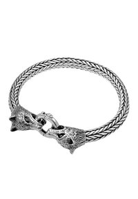 Silverfärgad flätad armband med detaljerade varghuvuden som lås, slät textur med glansig yta, cirkulär form och intrikat design.