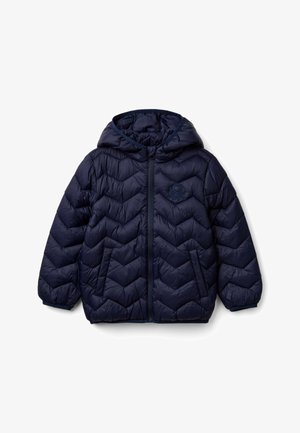 Námořnická modrá péřová bunda s kapucí, se vzorem v šikmých pruzích, předním zipem, dvěma bočními kapsami a malým logem na hrudi.
