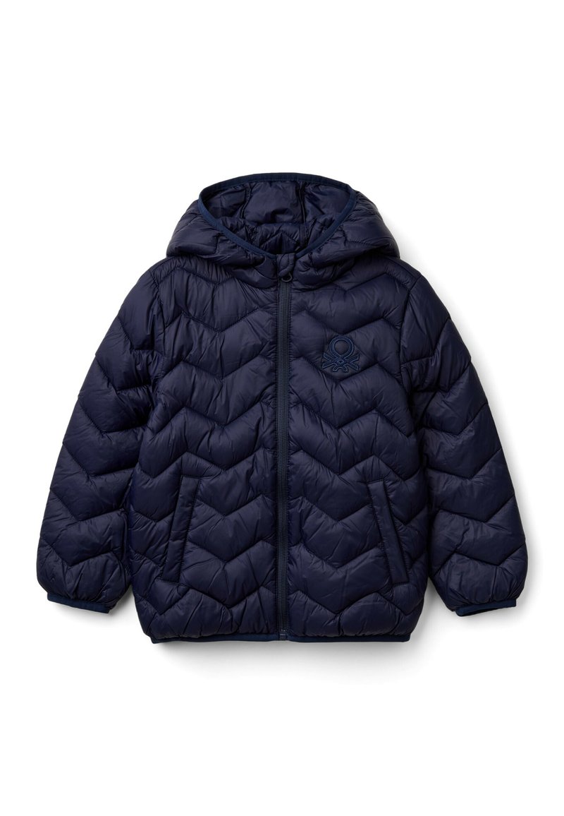 Námořnická modrá péřová bunda s kapucí, se vzorem v šikmých pruzích, předním zipem, dvěma bočními kapsami a malým logem na hrudi.