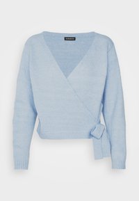 Suéter envolvente azul claro con mangas largas, escote en V y un detalle atado en la cintura. Presenta una trama de punto suave y texturizada.