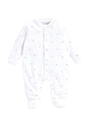 Hvid babyheldragt med lange ærmer, fodgede ben, trykknapper foran og små lyserøde hjerteprint over det hele.