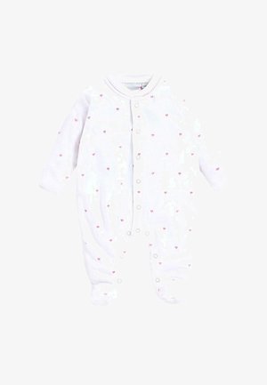 Hvid babyheldragt med lange ærmer, fodgede ben, trykknapper foran og små lyserøde hjerteprint over det hele.