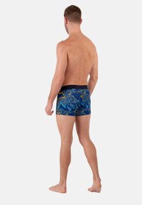 Boxer briefs siniset kuviot, joissa on kieppuvia sinisiä, keltaisia ja kultaisia kuvioita; joustava vyötärönauha; hengittävä materiaali; istuva malli.