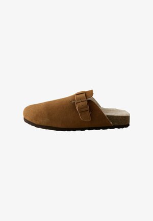 Next, Puukingad - tan brown