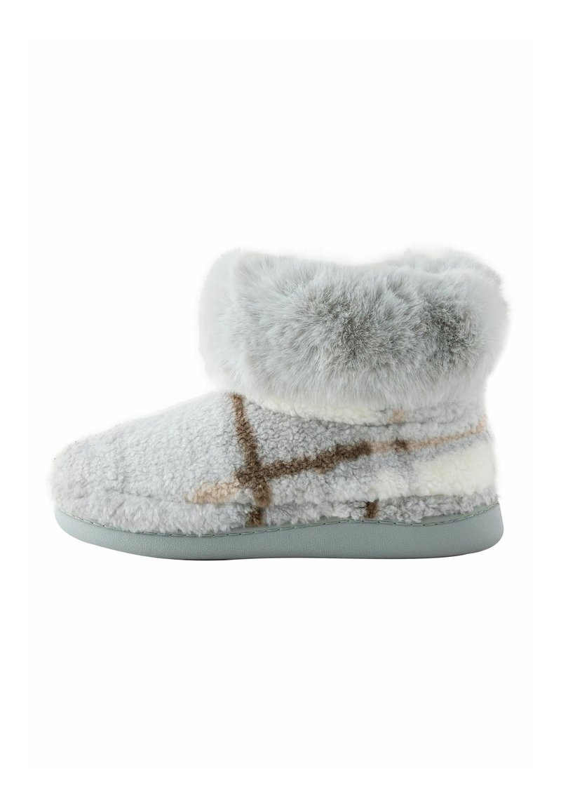Faux-Fur-Ankle-Boots in Hellgrau mit einem creme- und braunfarbenen Karomuster, ausgestattet mit einem kuscheligen Bund und einer strukturierten Sohle für besseren Halt.