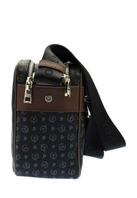 Borsa a tracolla marrone e nera con motivo a logo, materiale testurizzato, doppia cerniera e ampia tracolla regolabile.