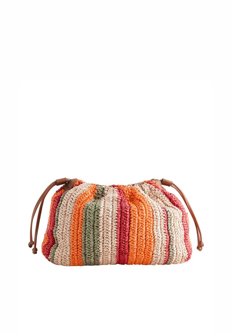 Pochette tissée à rayures en rouge, orange, vert et crème avec une fermeture à cordon et des accents en cuir marron. Surface texturée et forme arrondie.