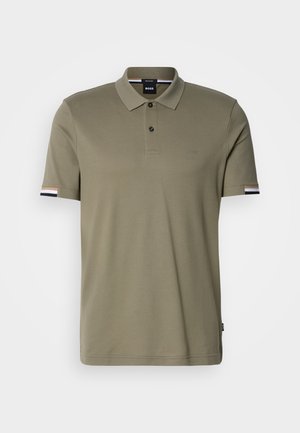 Polo de color verde oliva fabricado en algodón suave con cuello tipo polo, tapeta de dos botones y detalles a rayas en las mangas.