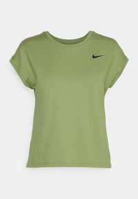 Camiseta corta verde de manga corta con cuello redondo y logotipo de Nike en negro en el lado izquierdo. Textura suave, ajuste casual.