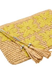 Woven straw clutch w kolorze beżowym z jas yellow flower patterns. Zawiera ozdobne frędzle z końcówkami w kolorze srebrnym.