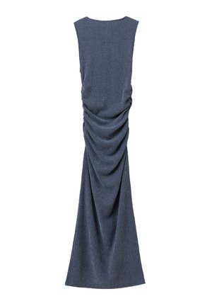Mouwloze, vloerlange jurk in marineblauw met een gestructureerde, ribbelstof. Bevat gedrapeerde details aan de achterkant, wat een vloeiende silhouet creëert.