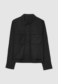 Schwarzes, langärmliges Hemd aus glattem Stoff mit einem spitzen Kragen, zwei vorderen Taschen und einem kurzen Saum. Flaches, minimalistisches Design.
