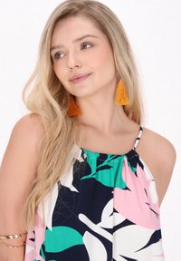 Rochie fără mâneci cu imprimeu floral în nuanțe de bleumarin, roz, verde și alb. Prezintă un decolteu plisat și bretele delicate.