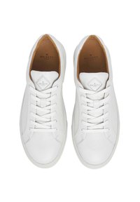 Zapatillas de cuero blancas con un acabado suave, punta redonda, cordones planos blancos y un forro interior beige. Logotipo de la marca exhibido en la lengüeta.