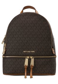 Sac à dos en toile marron avec quincaillerie dorée, arborant un motif logo sur l'ensemble, fermeture à double zip et finitions en cuir sur les bretelles.