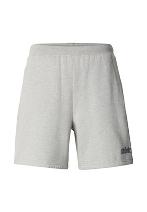 Lichtgrijze casual korte broek met elastische tailleband en klein zwart logo op het linkeronderbeen tegen een witte achtergrond.