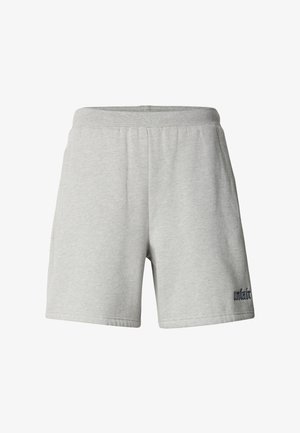 Jasnoszare casualowe szorty z elastycznym paskiem w talii oraz małym czarnym logo na dolnej lewej nogawce na białym tle.