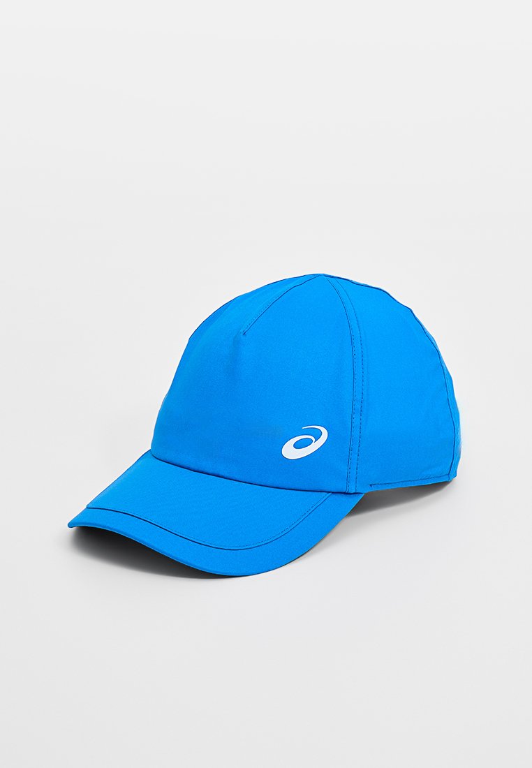 Niebieska sportowa czapka wykonana z lekkiego materiału. Posiada zakrzywiony daszek, sześciopanelowy design i biały logo z przodu. Gładka tekstura.