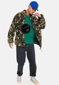 Eastpak ADA x SMILEY - Borsa a tracolla - velvet black