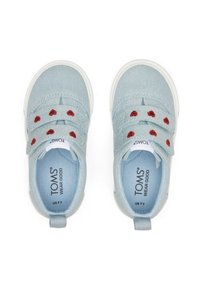 Lichtblauwe canvas schoenen met een ronde neus, witte rubberen zolen en rode hartvormige borduursels op de banden. TOMS-merk zichtbaar van binnen.