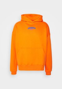 Sudadera con capucha naranja hecha de material suave, con un bolsillo delantero y un logo azul "WASGONUR" en el pecho.