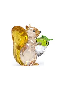 Ett ekorrfigur av klart och bärnstensfärgat kristall, som håller en grön ekollon. Har vinkelräta snitt och glänsande ytor. Svarta ögon i detalj.