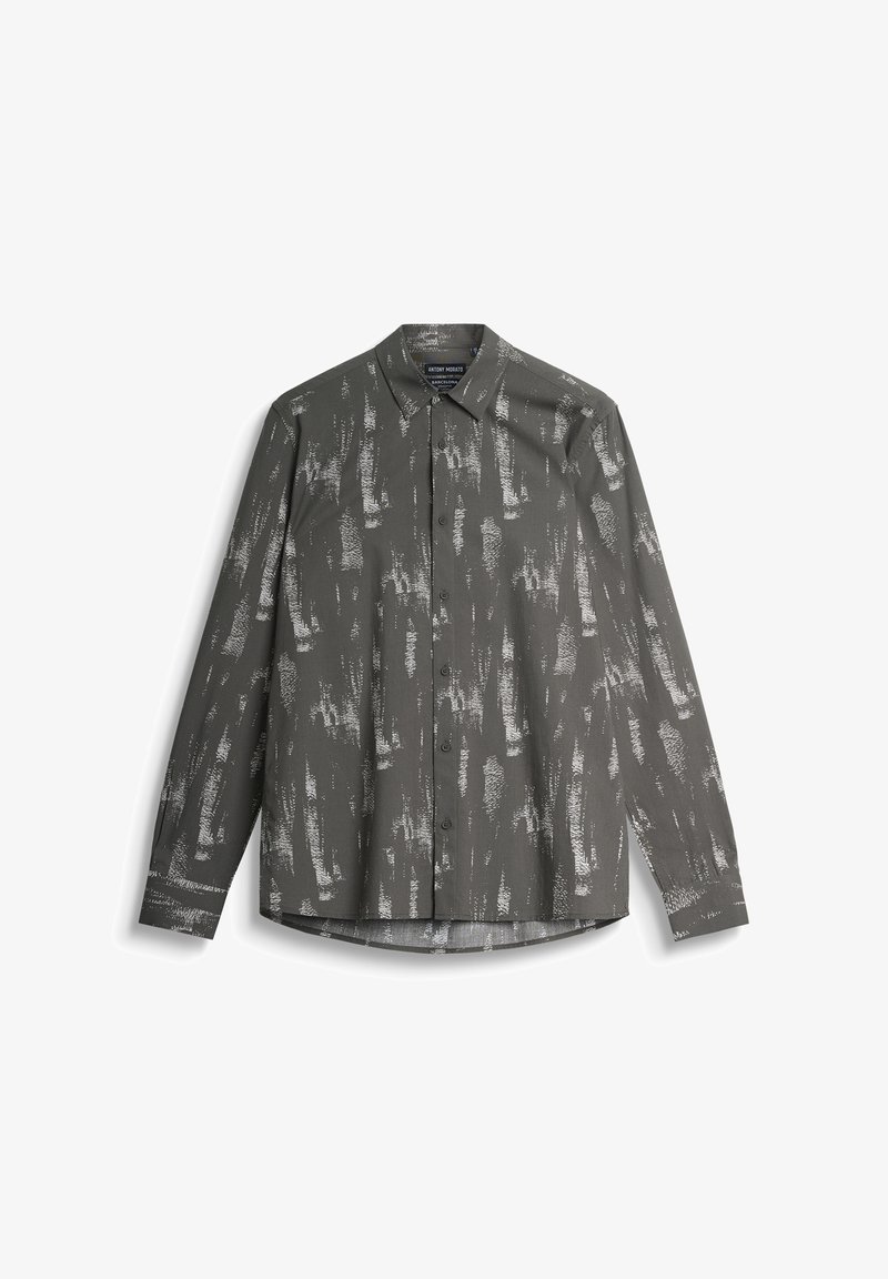 Camisa de botones gris con un patrón abstracto blanco texturizado. Cuenta con un collar clásico y mangas largas con puños de botón.