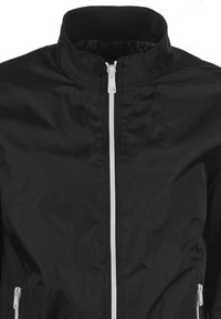 Černá lehká bunda s vysokým límcem, která má bílý zip a kapsy na zip. Hladká textura, žádné viditelné vzory nebo akcenty.