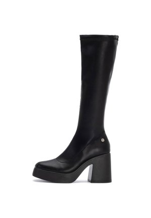 Botas negras hasta la rodilla hechas de material sintético liso, que presentan un tacón grueso negro con un acento transparente y un diseño de punta redonda.