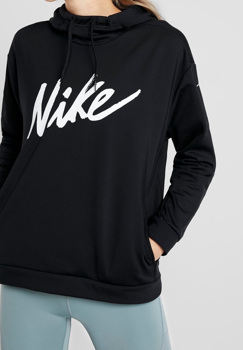Felpa nera Nike con cappuccio e cordini, maniche lunghe e un grande logo bianco sul davanti. Materiale morbido e vestibilità comoda.