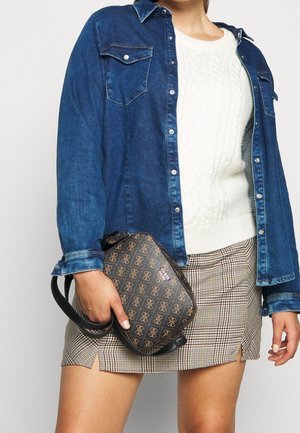 Denimskjorte med trykknapper, cremet kabelstriktrøje, ternet mini skirt og en brun mønstrede taske med sort strop og logo.