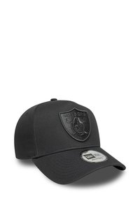 Gorra de béisbol negra con un logo de los Raiders en relieve y en relieve en el frente, visera curva y correa trasera ajustable. Textura de tela suave.