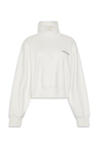 Skraćeni bijeli dukserica s visokim ovratnikom i prednjim zatvaračem; ima mali zeleni Calvin Klein logotip na lijevoj strani prsiju.