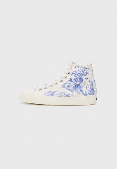 Høje sneakers i cremefarvet canvas med blå doodle-lignende blomster- og karakterdesigns, hvid gummisål og metaløjer.