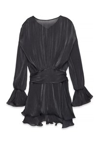 Melnas garās piedurknes kleitas ar teksturētu audumu, savilktu vidukli, izplestiem piedurknēm un slāņotu volānu apakšmalu.