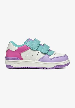 Sneaker in velcro bianco, teal, rosa e viola. Presenta dettagli perforati, punta rotonda e suola texturizzata. Marchio Geox sul lato.